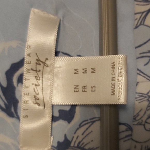 Blue flowered top - Picture 2 of 3